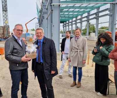 Im Wittenberger Gewerbegebiet Nord feierte die Transformare GmbH am 24. April Richtfest für eine neue Produktionshalle I Foto: F. Lenz (Bild vergrößern)