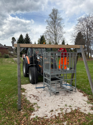 Schaukel für Kinder wieder einsatzbereit