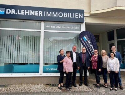 Bürgermeister Dr. Oliver Hermann gratulierte dem Team von Dr. Lehner Immobilen I Foto: Gabriele Hahn (Bild vergrößern)