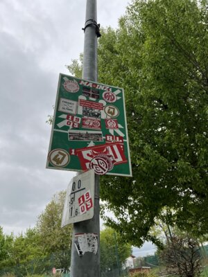 Fanaufkleber und sonstige Verunreinigungen auf Verkehrsschildern und öffentlichen Anlagen