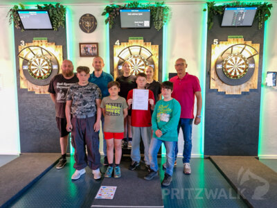 : Pritzwalks Bürgermeister Dr. Ronald Thiel überreichte dem Dart Club Pritzwalk am Montag einen Bewilligungsbescheid für Geld aus dem Bürgerhaushalt 2025. Foto: Stadt Pritzwalk (Bild vergr&ouml;&szlig;ern)