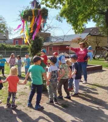 Fröhliches Maibaumaufstellen in der Kita Glassternchen