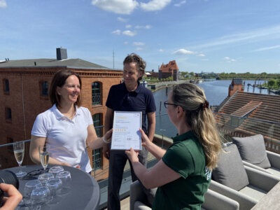 Katharina Christlieb, Sterne-Prüferin des Tourismusverbandes Prignitz übergibt die 5-Sterne-Zertifizierung des Deutschen Tourismusverbandes (DTV) an Sandra Selent und Markus Zillmann I Foto: Jeannette Küther (Bild vergrößern)