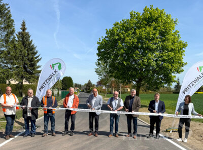 Schnipp: Mit dem feierlichen Durchschneiden des Bandes wurde die Straße am Dienstag für den Verkehr freigegeben. Foto: Stadt Pritzwalk (Bild vergr&ouml;&szlig;ern)