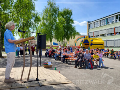 Schulleiterin Britta Schwarz blickte ein wenig in die Vergangenheit der Schule. Foto: Stadt Pritzwalk (Bild vergr&ouml;&szlig;ern)