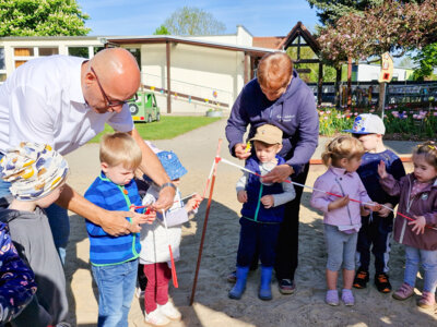 Bürgermeister Dr. Ronald Thiel half den Kitakindern beim Durchschneiden des Flatterbandes. Foto: Stadt Pritzwalk (Bild vergr&ouml;&szlig;ern)