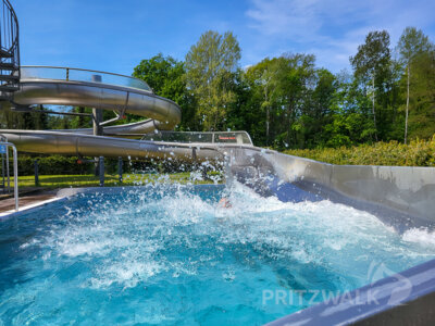 Platsch: Die Wasserrutsche wurde am 1. Mai nach der Winterpause gleich wieder eingeweiht. Foto: Stadt Pritzwalk (Bild vergr&ouml;&szlig;ern)