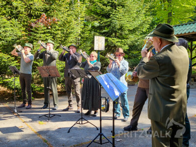 Die Jagdhornbläser eröffneten die traditionelle Maifeier in der Waldschule. Foto: Stadt Pritzwalk (Bild vergr&ouml;&szlig;ern)