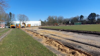 Erneuerungsarbeiten an der Sportanlage der Eilun Feer Skuul (Foto: AmtFA Andreas Hansen)