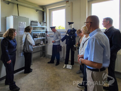 Der Vereinsvorsitzende Ingo Moschall erklärt die historische Fernmeldetechnik. Foto: Stadt Pritzwalk (Bild vergr&ouml;&szlig;ern)