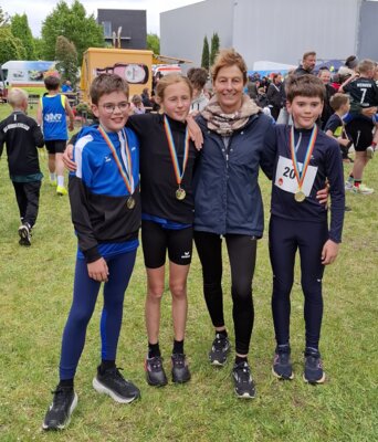 Trainerin Uschi Siewert mit Julika, Henrik und Niels (es fehlt Lea Sophie White) (Bild vergrößern)