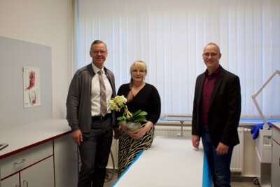 Bürgermeister Ingo Seifert, Dr. med. Iduna Alscher, Herr Teichmann Wohnungsbaugesellschaft Schneeberg mbH (Bild vergrößern)