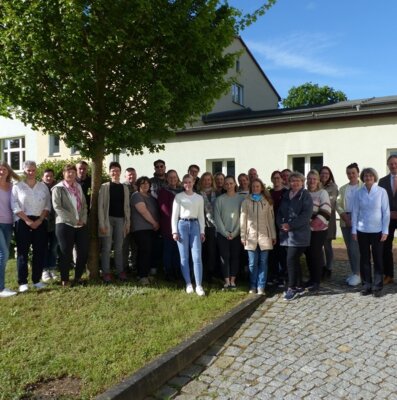 Berufliche Quereinsteiger starteten ihren ersten Unterrichtstag der Basisqualifikation für die Verwaltung „Angestelltenlehrgang I“ am Niederlausitzer Studieninstitut für kommunale Verwaltung (NLSI) in Beeskow. Mit auf dem Bild (v. r. n. l.): Evelyn Stöwer, Sachbearbeiterin für Fortbildung am NLSI, Lars Gölz, Studienleiter des NLSI, und Bettina Groh, nebenamtliche Dozentin beim NLSI. Foto: Daniela Kirschke (NLSI) (Bild vergrößern)