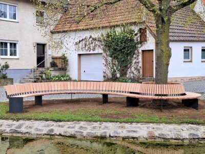 REICHENBERG - Neue Sitzgelegenheit am Weiher in Lindflur (Bild vergrößern)