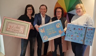 von links: Manuela Uhl, Bürgermeister Bernhard Uhl, Kita-Leiterin Petra Krautwald und Kita-Leiterin Carolin Matt / Fotograf: Markt Zusmarshausen (Bild vergrößern)