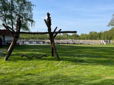 Seelodge am Kremmener See: Blick auf die Liegewiese und den Badebereich