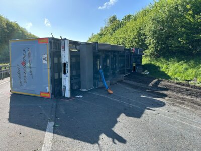 Meldung: Lkw kippt auf der A44 um