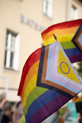 IDAHOBIT: Stadtverordnete und Stadtverwaltung laden zum gemeinsamen Hissen der Regenbogenfahne ein