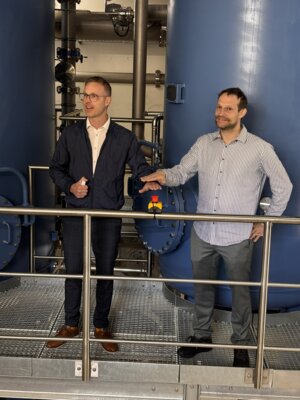 Verbandsvorsitzender Holger Bezold und Michael Stumpf, Projektleiter bei den Erlanger Stadtwerken, nehmen symbolisch das neue Wasserwerk in Betrieb (Bild vergrößern)