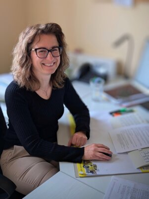 Andrea Schippan-Helbig ist seit 1. Mai 2025 alleinige Kämmerin der Stadt Calau. Sie tritt die Nachfolge von Barbara Hollmichel an, die sich nach 42 Dienstjahren am 30. April in den Ruhestand verabschiedete. Foto: Stadt Calau / Jan Hornhauer (Bild vergrößern)