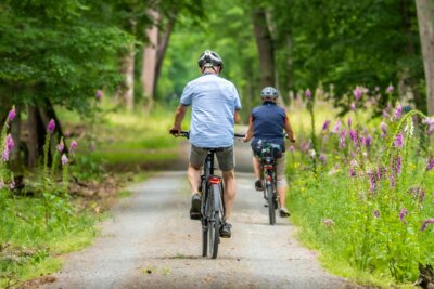 Radfahrer im Grünen