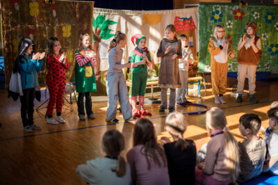 Meldung: „Rotkäppchen wundert sich“ – Kinder spielen Theater mit Herz