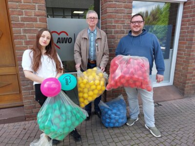 Paulina Volkmar, Georg Baurhenne und Tim Jeanrond werden gemeinsam mit den Bauhofmitarbeitern die Bällchen-Regatta anlässlich der BREiTWiESN organisieren (Bild vergrößern)