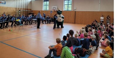 Das Polizeiorchester Sachsen und Poldi – Lernen mit Spiel und Spaß (Bild vergr&ouml;&szlig;ern)