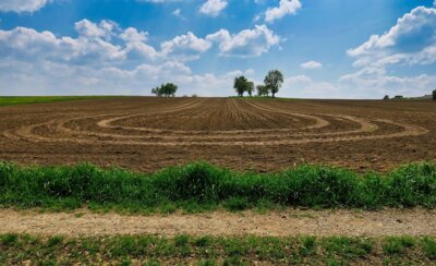 Symbolbild von Pixabay - gepflügtes Feld