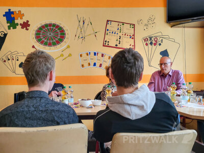 Probleme und Ideen der Jugendlichen hörte sich Bürgermeister Dr. Ronald Thiel bei einem Gespräch im JFZ an. Foto: Stadt Pritzwalk (Bild vergr&ouml;&szlig;ern)