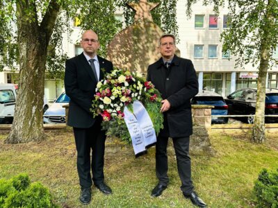 Landrat Christian Müller (I) und Wittenberges Bürgermeister Dr. Oliver Hermann legten anlässlich des Tages der Befreiung auf dem Ehrenfriedhof am Rathaus einen Kranz nieder I Foto: Martin Ferch (Bild vergrößern)