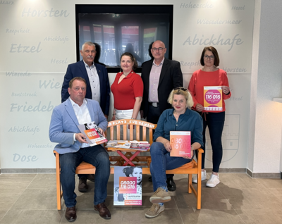 Hinten von links: Hans-Hermann Lohfeld (Ortsvorsteher Friedeburg), Etta Strömer (KreisLandfrauenVerband WTM), Olaf Gierszewski (Ratsmitglied Gemeinde Friedeburg), Tamara Fass (KreisLandFrauenVerband WTM)  Vorne von links: Bürgermeister Helfried Goetz und Anette Habben (Kreis-LandFrauenVerband WTM) (C) Gemeinde Friedeburg (Bild vergrößern)