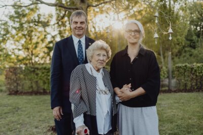 Bürgermeister Detlef Kaatz (von linkes) mit Lucette Malbecq-Cloizeau und Yvonne Salzmann. Foto: BLSK | Mandy Afonichev-Kuempel