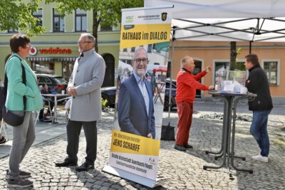 OB-Bürgerdialog im Rathaus und zum Wochenmarkt (Bild vergrößern)