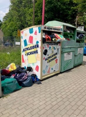 Meldung: Müllberge am Altkleidercontainer