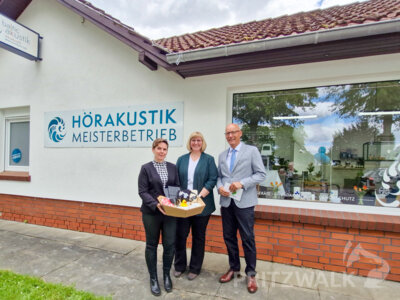 Bürgermeister Dr. Ronald Thiel überreichte Marina Galenbeck (l.) und ihrer Kollegin Anja Richter zur Neueröffnung des Hörakustikgeschäftes ein Präsent im Namen der Stadt. Foto: Stadt Pritzwalk (Bild vergrößern)