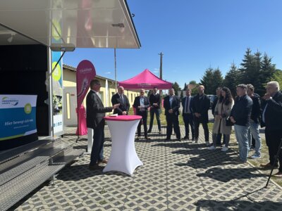 Auf dem Spargelhof in Kalkwitz wurde am Dienstag der feierliche Abschluss des "Weiße Flecken"-Programms des Landkreises OSL begangen. Foto: Landkreis OSL / Nora Bielitz (Bild vergrößern)