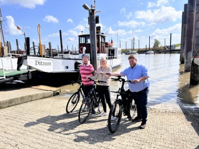 Stadtradeln 2025 – Staffelübergabe Goldene Luftpumpe gegen Fischbötchen (Bild vergrößern)