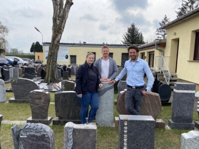Geschäftsführer Herr Knake mit Mitarbeiterin Frau Hasse und Amtsdirektor Herr Schumacher