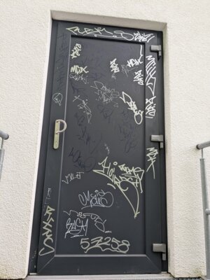 Graffiti Schmiererei Bürgerhaus Hohenhain (Bild vergrößern)