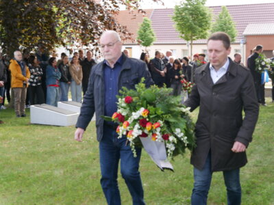 Foto: Rolandstadt Perleberg/Renè Hill | Bürgermeister Axel Schmidt (rechts) und der Vorsitzende der Stadtverordnetenversammlung Rainer Pickert bei der Kranzniederlegung.
