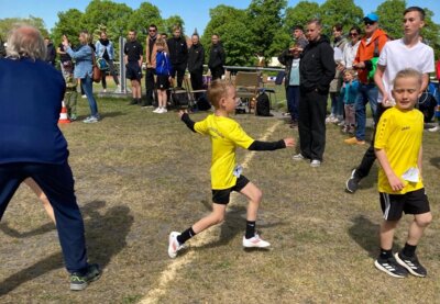 Schon kurz nach Sieger Luc Postrach (rechts) lief Jannis Timm als Zweiter der Altersklasse "Jungen 7" über die Ziellinie - starker Jarmener Doppelerfolg beim Frühjahrs-Crosslauf der Schulen in Anklam. (Foto: D. Röthemeier)
