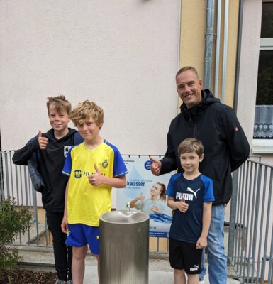 Schüler der Grundschule "Friedrich de la Motte Fouqué" und Sven Bubbe vom Amt Nennhausen