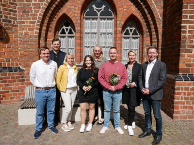 Foto: Rolandstadt Perleberg/Renè Hill | Erinnerungsfoto vor dem Rathaus nach dem Eintrag ins Ehrenbuch. Kursleiter Max Jannasch, Standortleiter LAFIM Diakonie Michael Gans, Praxisanleiterin LAFIM Diakonie Birgit Reppert, Michéle Kühn, Schulleiterin Ireen Müller-Tilgner, Ole Ritthaler, stellvertretende Pflegedienstleiterin Anika Gäde und Bürgermeister Axel Schmidt (v.l.n.r.).