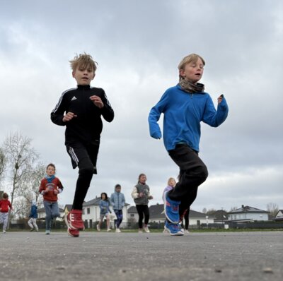 1. Frühlingslauf an der Meusebach-Grundschule und Einweihung der Laufbahn (Bild vergrößern)