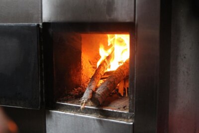 Symbolbild von Pixabay - mit Holz befeuerter Ofen