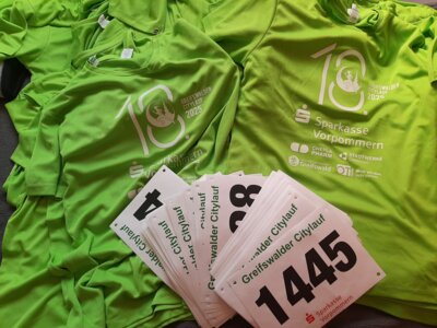 Schicke grüne Funktionsshirts gab's gratis zur Startnummer dazu. (Foto: O. Wagenknecht)