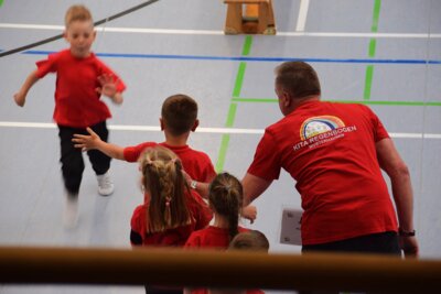 Spaß, Lärm und ein Heimsieg - Dritter Vorentscheid der Kita-Olympiade 2025 in der Dossehalle Wusterhausen