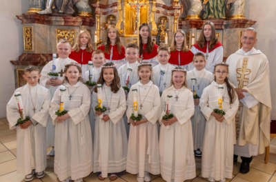 Foto zur Meldung: Elf Kinder empfingen die erste Heilige Kommunion