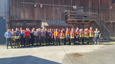 47 Feuerwehrler der vier Prackenbacher Gemeindewehren übten gemeinsam für den Ernstfall.